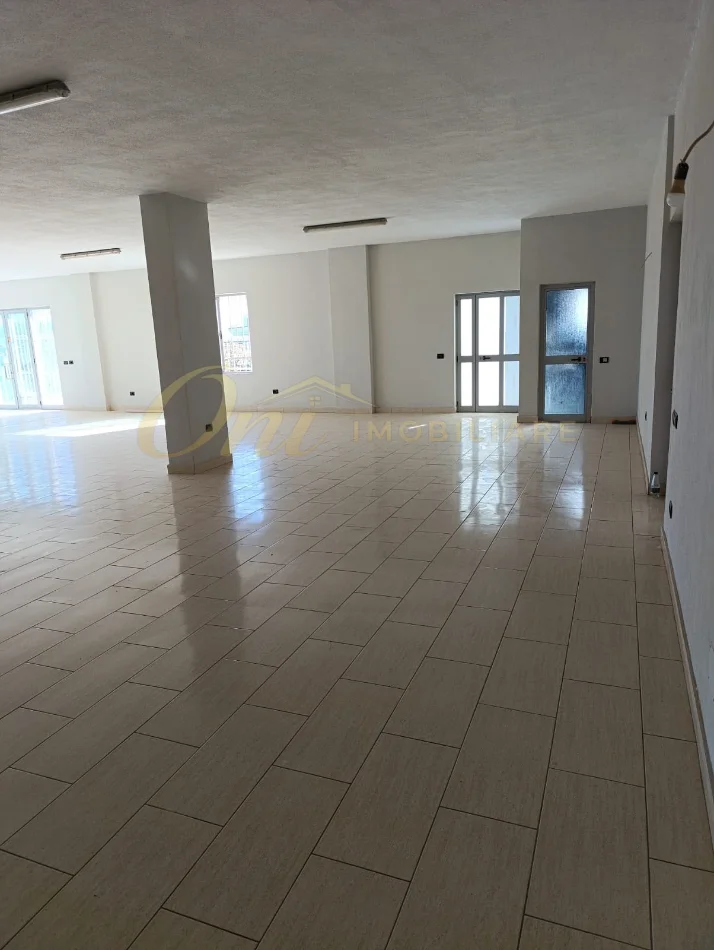Tirane, jepet me qera ambjent biznesi Kati 1, 230 m² 600 € (KASHAR)