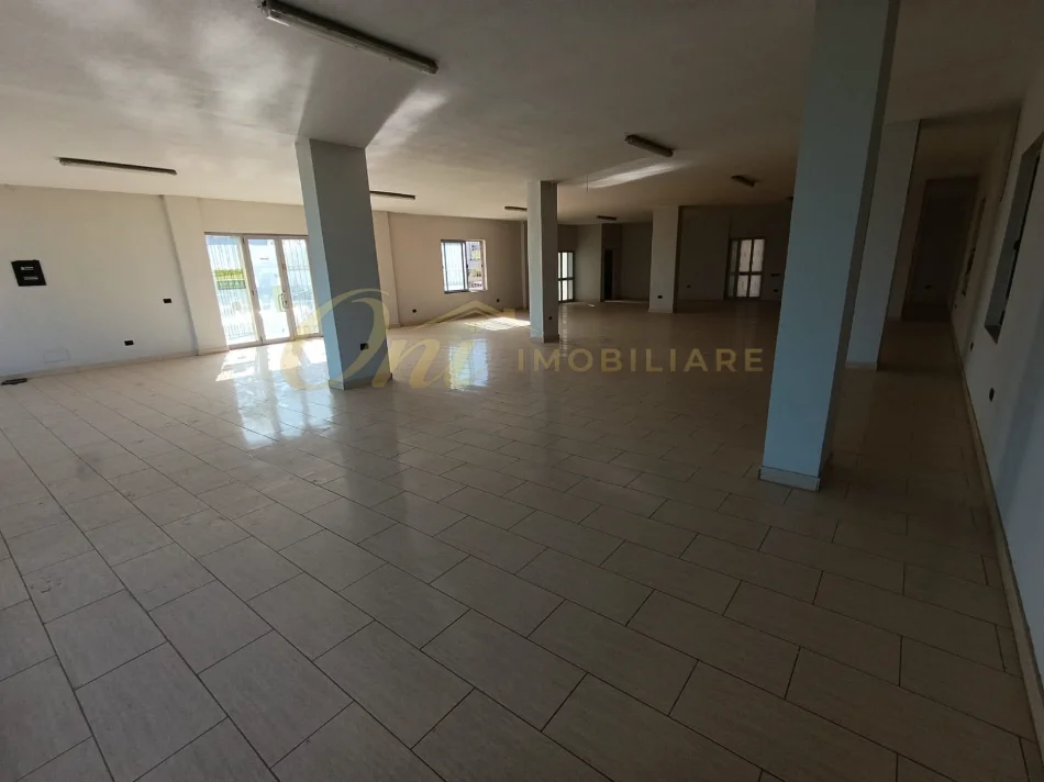 Tirane, jepet me qera ambjent biznesi Kati 1, 230 m² 600 € (KASHAR)