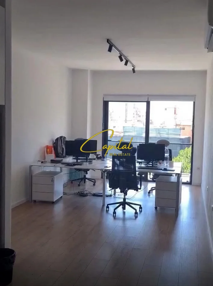 Tirane, jepet me qera zyre Kati 4, 100 m² 900 € (RRUGA E BARRIKADAVE)