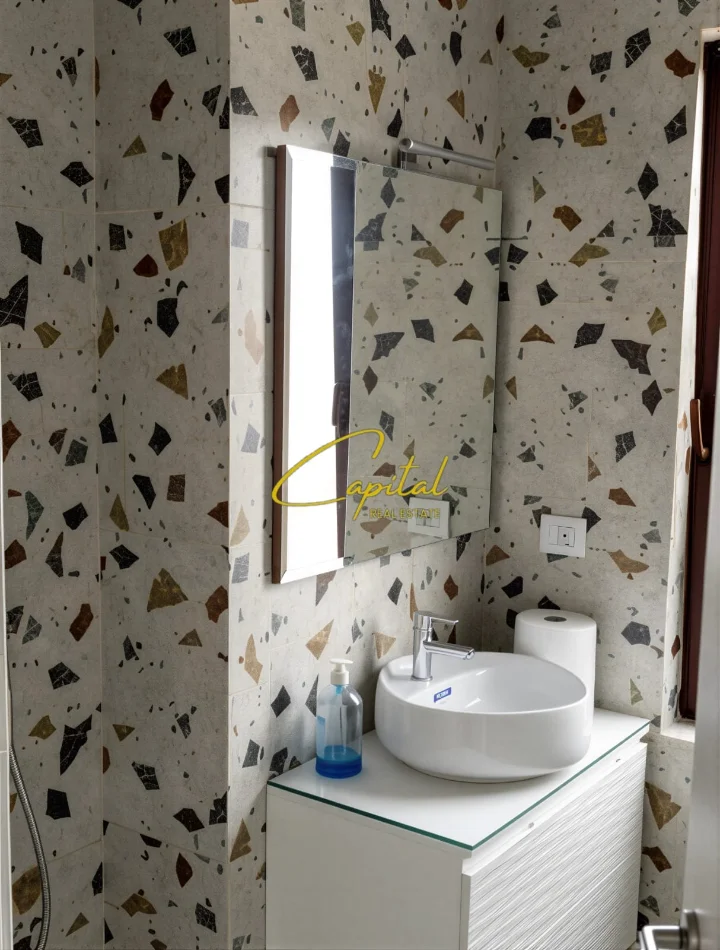 Tirane, jepet me qera zyre Kati 4, 100 m² 900 € (RRUGA E BARRIKADAVE)