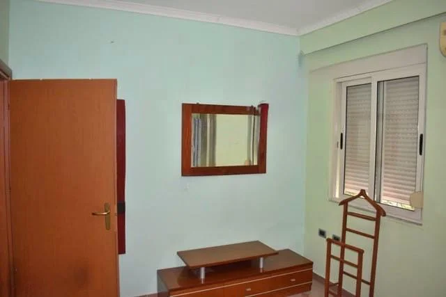 Tirane, jepet me qera apartament 1+1+Ballkon Kati 2, 70 m² 650 € (Rruga e Durresit Blloku i Ambasadave)
