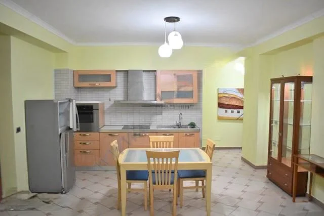 Tirane, jepet me qera apartament 1+1+Ballkon Kati 2, 70 m² 650 € (Rruga e Durresit Blloku i Ambasadave)