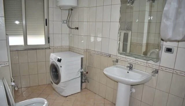 Tirane, jepet me qera apartament 1+1+Ballkon Kati 2, 70 m² 650 € (Rruga e Durresit Blloku i Ambasadave)