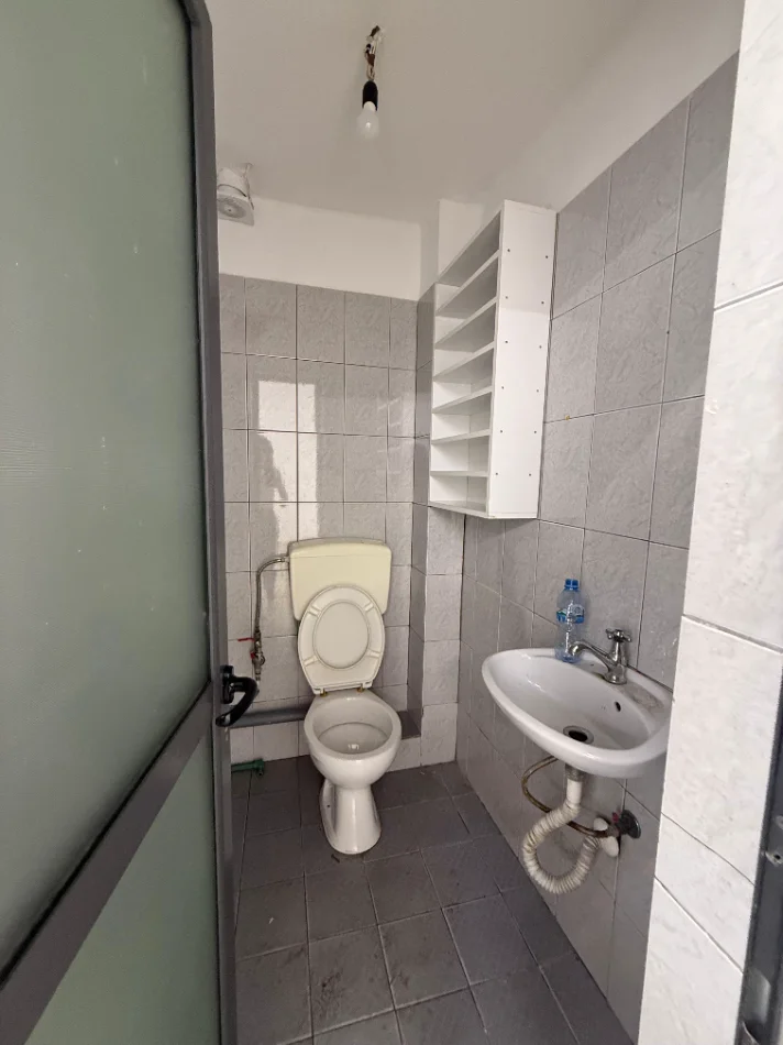 Tirane, jepet me qera ambjent biznesi Kati 0, 134 m² 150.000 LEKE (RRUGA ISLAM ALLA, PRANE MYSLYM SHYRIT)