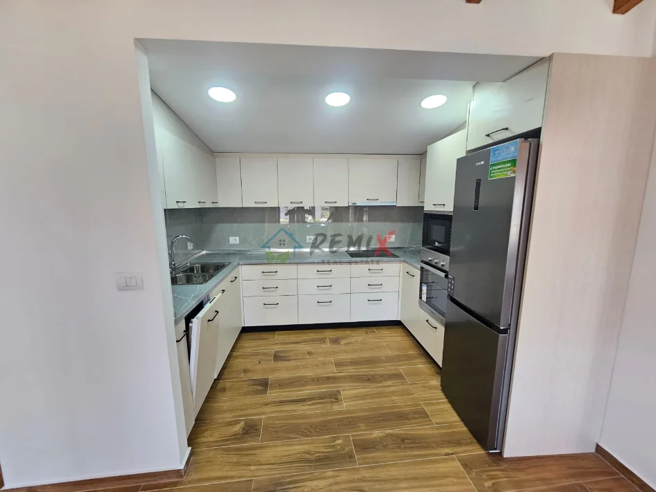Durres, jepet me qera apartament 2+1+Ballkon Kati 2, 100 m² 600 € (Durres 2 Gjelat)