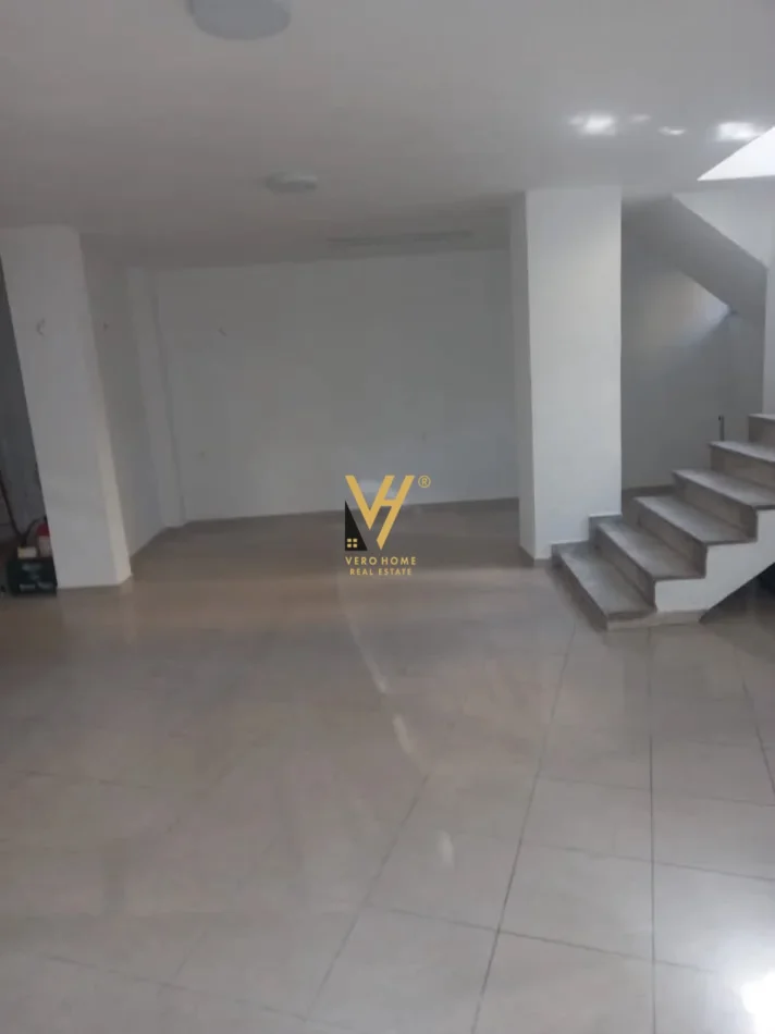 Tirane, jepet me qera ambjent biznesi Kati -1, 64 m² 600 € (ALI DEMI)