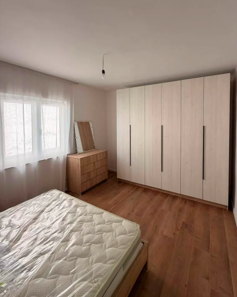 Tirane, jepet me qera apartament 1+1+Ballkon Kati 5, 62 m² 600 € (Rruga e Kosovareve)
