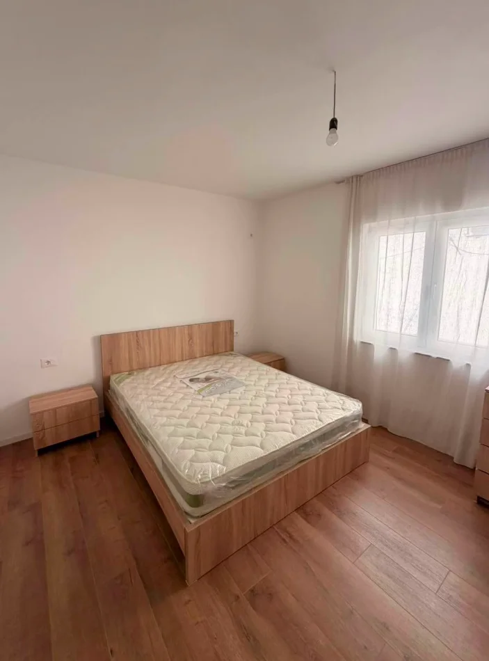 Tirane, jepet me qera apartament 1+1+Ballkon Kati 5, 62 m² 600 € (Rruga e Kosovareve)