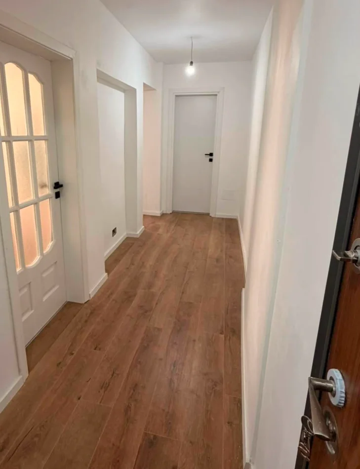 Tirane, jepet me qera apartament 1+1+Ballkon Kati 5, 62 m² 600 € (Rruga e Kosovareve)