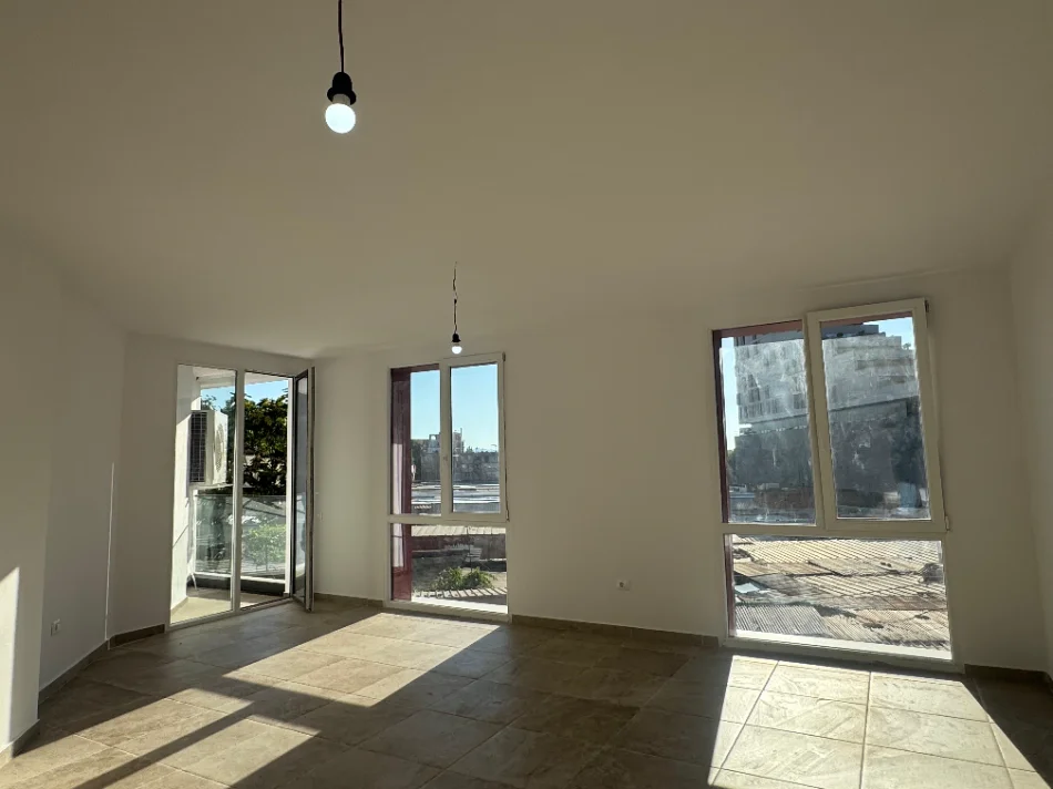 Tirane, jepet me qera ambjent biznesi Kati 1, 90 m² 