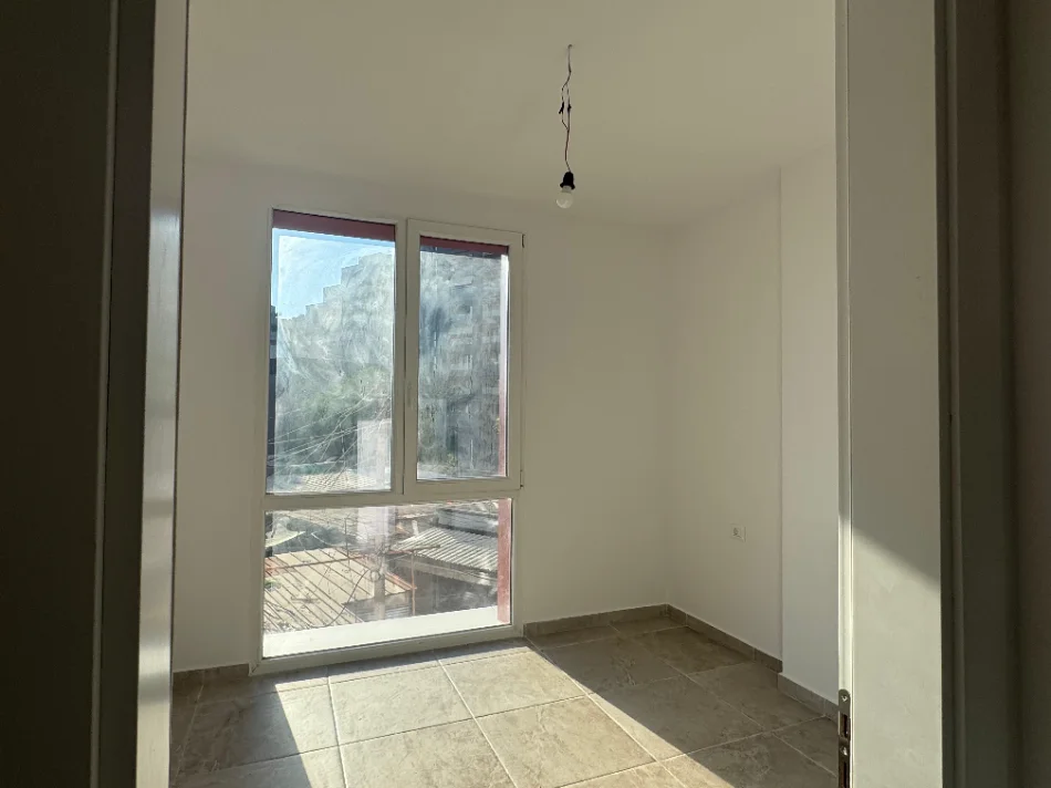 Tirane, jepet me qera ambjent biznesi Kati 1, 90 m² 