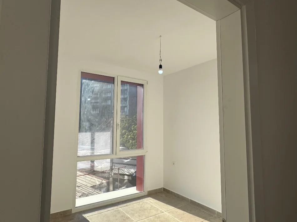 Tirane, jepet me qera ambjent biznesi Kati 1, 90 m² 