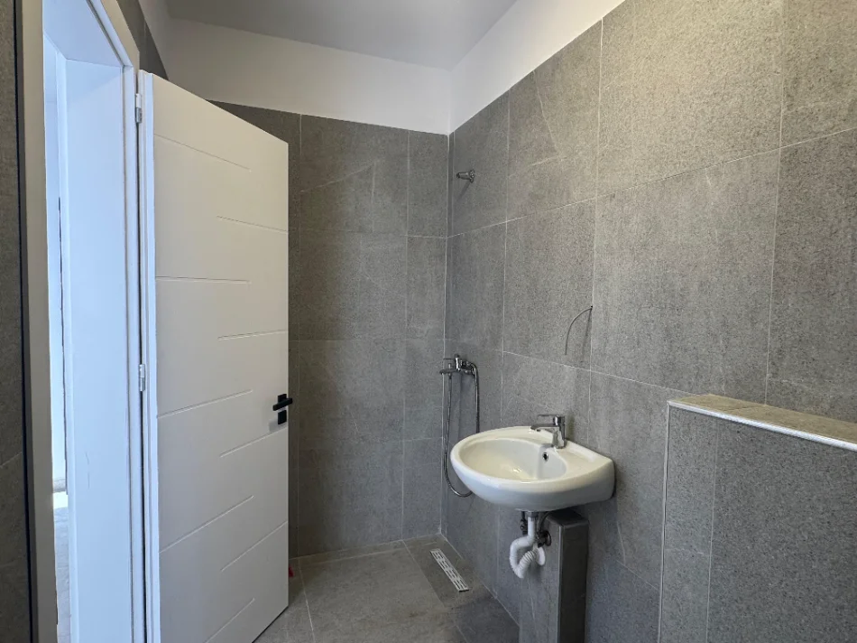 Tirane, jepet me qera ambjent biznesi Kati 1, 90 m² 