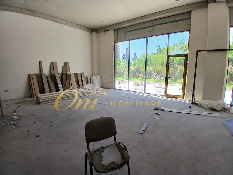 Tirane, jepet me qera dyqan Kati 0, 90 m² 900 € (DON BOSKO)