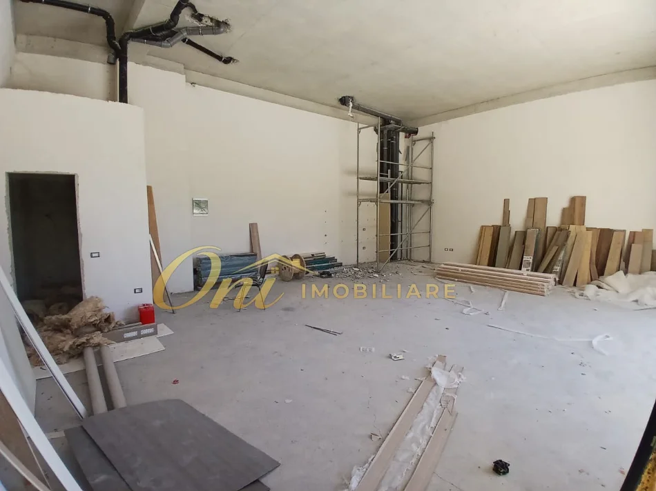 Tirane, jepet me qera dyqan Kati 0, 90 m² 900 € (DON BOSKO)