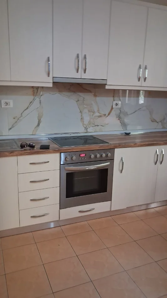 Tirane, jepet me qera apartament 2+1 Kati 1, 90 m² 450 € (KODRA E DIELLIT)