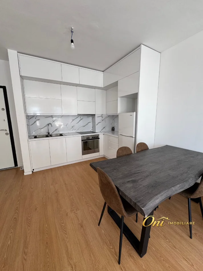 Tirane, jepet me qera apartament 2+1 Kati 7, 100 m² 450 € (UNIVERS CITY)