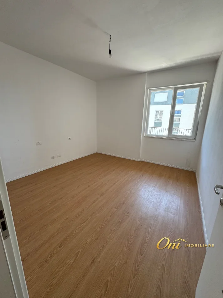 Tirane, jepet me qera apartament 2+1 Kati 7, 100 m² 450 € (UNIVERS CITY)