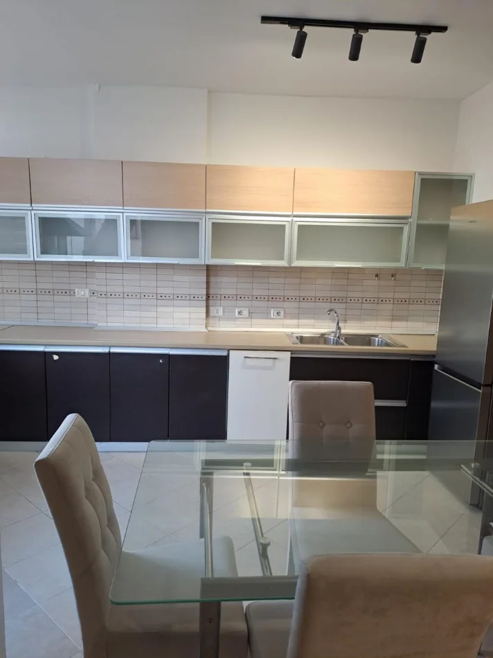 Tirane, jepet me qera apartament 2+1 Kati 2, 100 m² 800 € (RRUGA E KOSOVAREVE)