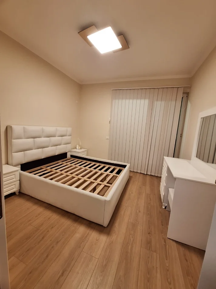 Tirane, jepet me qera apartament 2+1 Kati 4, 196 m² 600 € (YZBERISHT)