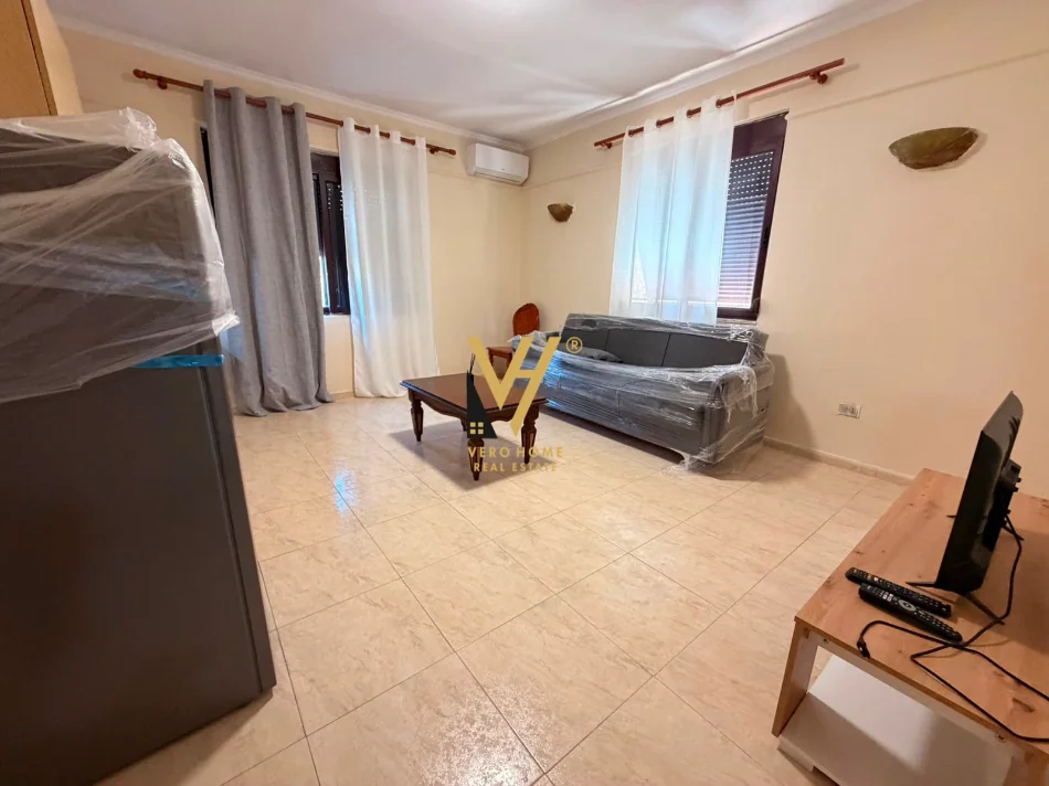 Tirane, jepet me qera apartament 1+1+Ballkon Kati 3, 80 m² 470 € (RRUGA E DURRESIT)