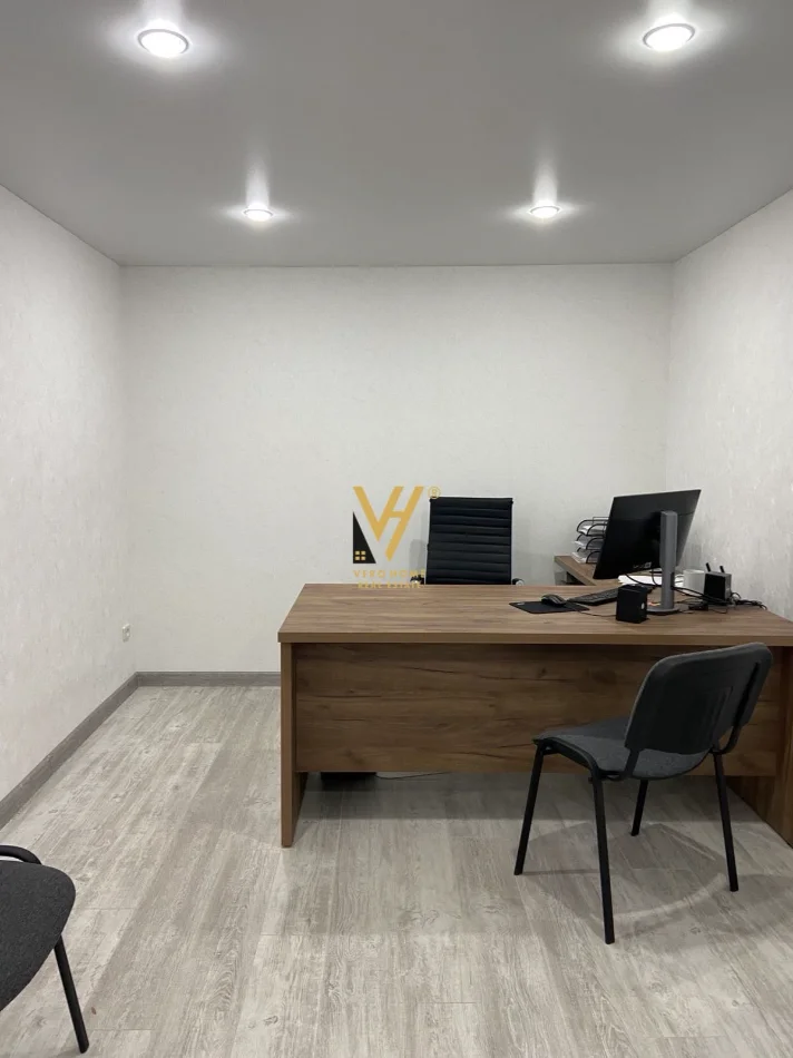 Tirane, jepet me qera zyre Kati 0, 30 m² 420 € (BULEVARDI BAJRAM CURRI)