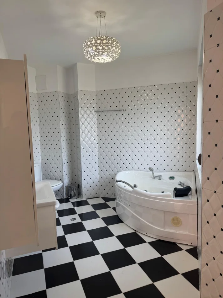 Tirane, shitet apartament 3+1+Ballkon Kati 2, 211 m² 350.000 € (Rruga Peti)