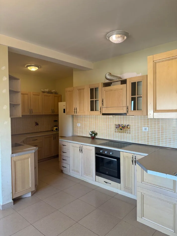 Tirane, shitet apartament 3+1+Ballkon Kati 2, 211 m² 350.000 € (Rruga Peti)