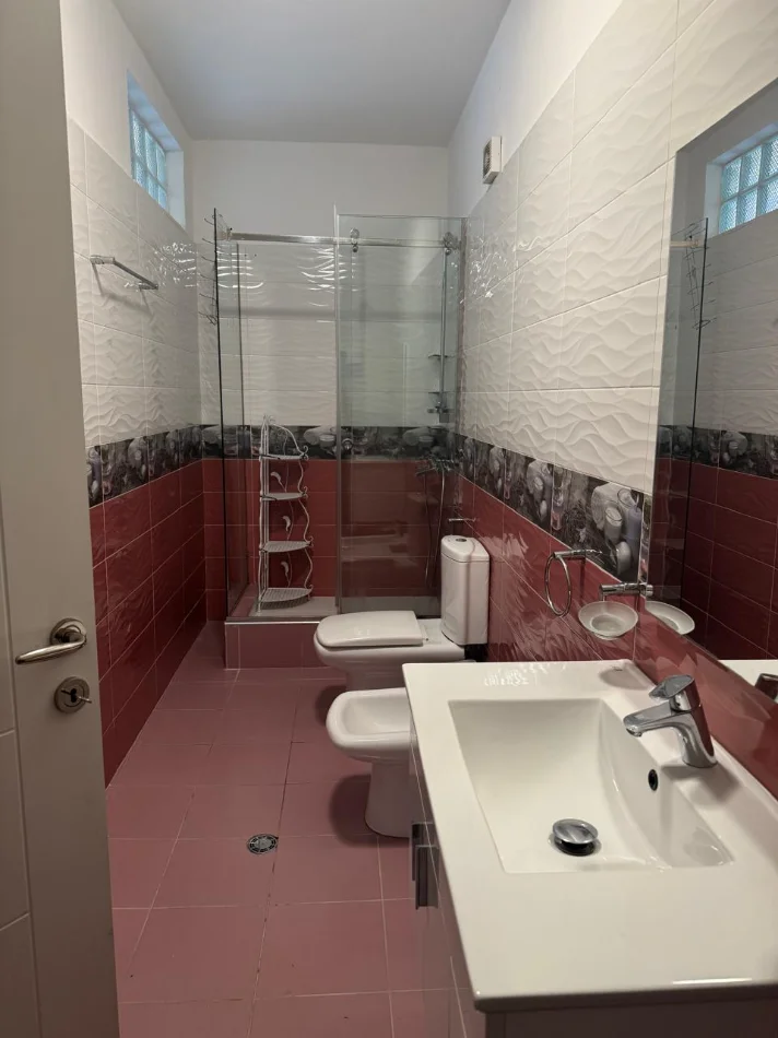 Tirane, shitet apartament 3+1+Ballkon Kati 2, 211 m² 350.000 € (Rruga Peti)
