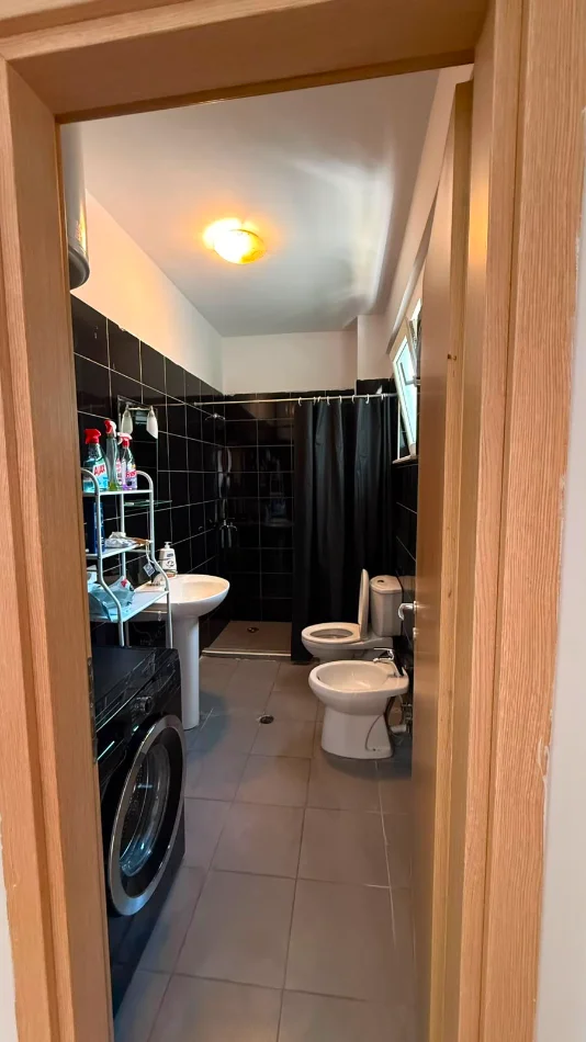 Tirane, jepet me qera apartament 2+1 Kati 2, 85 m² 700 € (Rruga Hamdi Sina Liqeni i Thate, Pran Restoran Primus)