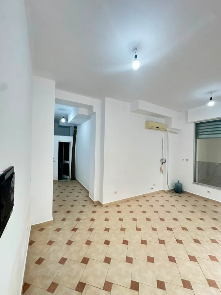 Tirane, jepet me qera dyqan Kati 0, 40 m² 250 € (Rruga teleferikut)