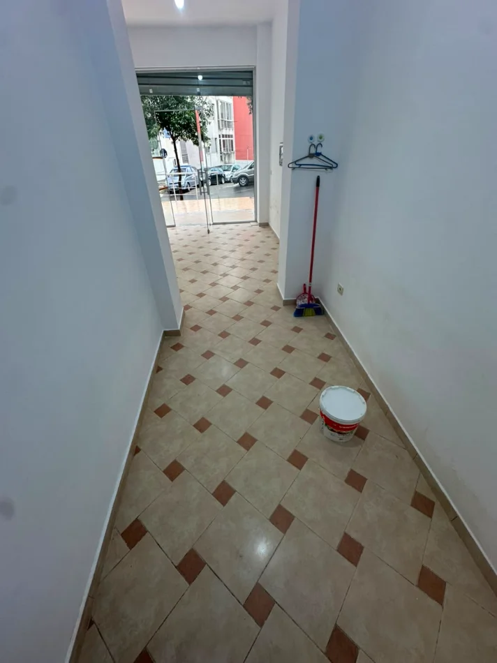 Tirane, jepet me qera dyqan Kati 0, 40 m² 250 € (Rruga teleferikut)