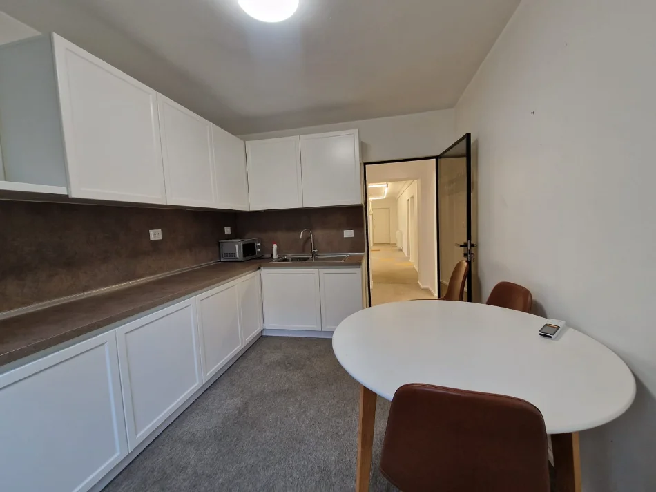 Tirane, jepet me qera zyre Kati 2, 130 m² 1.350 € (RRUGA E DURRESIT)