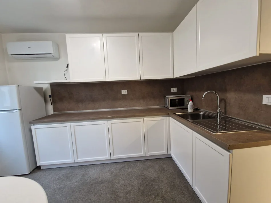 Tirane, jepet me qera zyre Kati 2, 130 m² 1.350 € (RRUGA E DURRESIT)