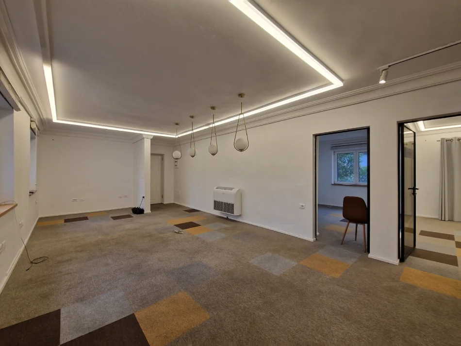 Tirane, jepet me qera zyre Kati 2, 130 m² 1.350 € (RRUGA E DURRESIT)