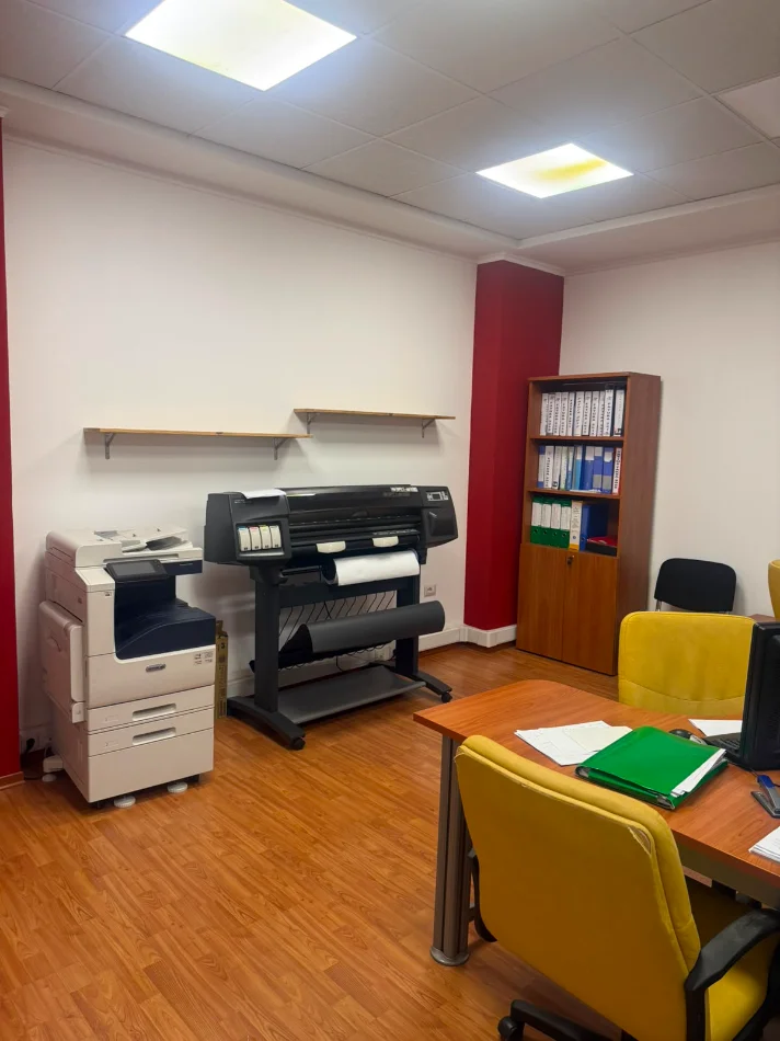 Tirane, jepet me qera zyre Kati 2, 60 m² 1.200 € (RRUGA E ELBASANIT)