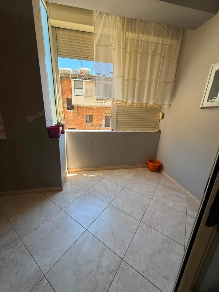 Durres, jepet me qera apartament 2+1 Kati 2, 500 € (Gjykata)