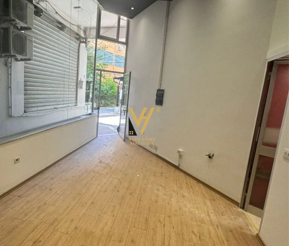 Tirane, jepet me qera zyre Kati 0, 27 m² 370 € (RRUGA E BARRIKADAVE)