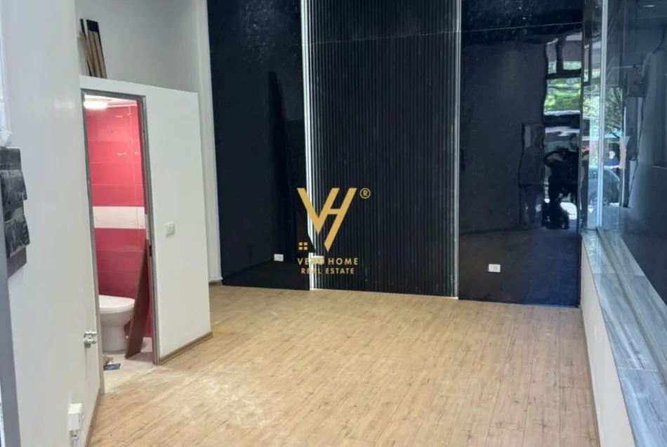 Tirane, jepet me qera zyre Kati 0, 27 m² 370 € (RRUGA E BARRIKADAVE)