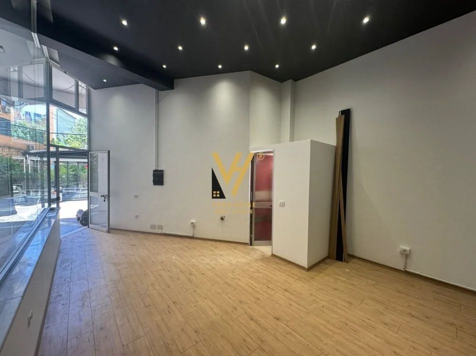 Tirane, jepet me qera zyre Kati 0, 27 m² 370 € (RRUGA E BARRIKADAVE)