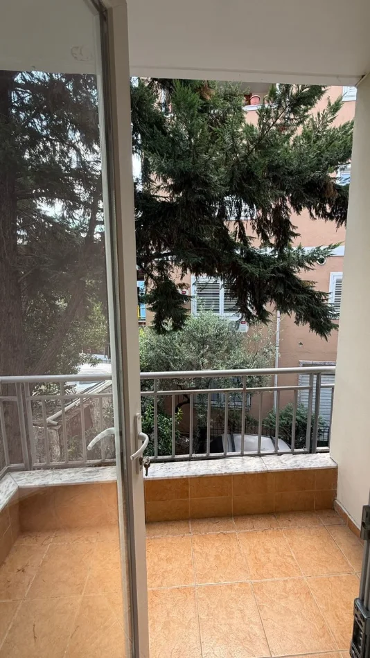 Tirane, jepet me qera apartament 1+1+Ballkon Kati 2, 45 m² 580 € (Materniteti i Ri)