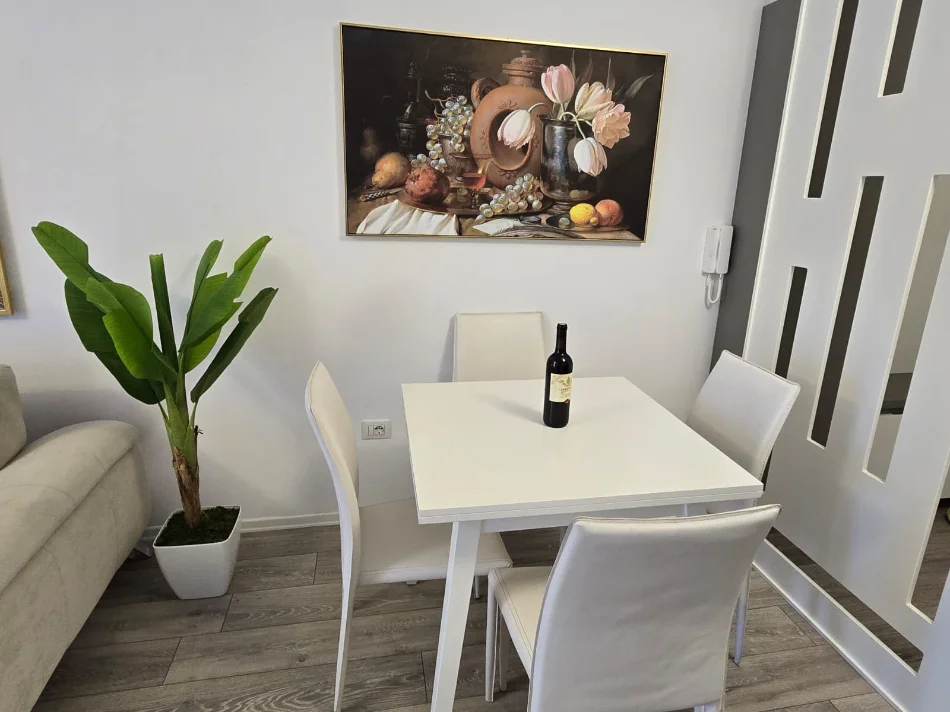 Tirane, jepet me qera apartament 1+1+Ballkon Kati 2, 45 m² 580 € (Materniteti i Ri)