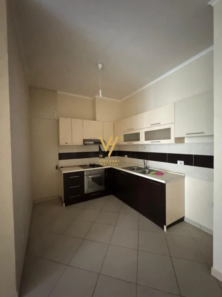 Tirane, shitet apartament 1+1+Ballkon Kati 3, 72 m² 202.000 € (KOMUNA E PARISIT)