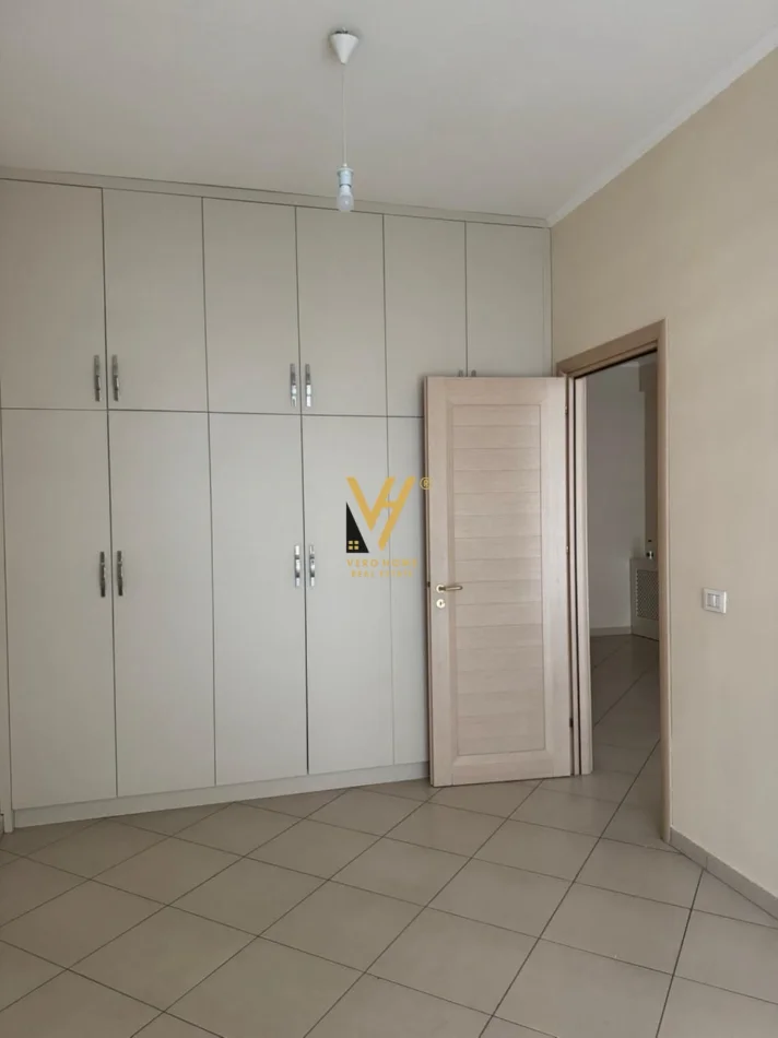 Tirane, shitet apartament 1+1+Ballkon Kati 3, 72 m² 202.000 € (KOMUNA E PARISIT)