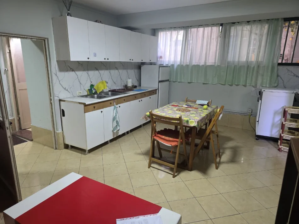 Tirane, jepet me qera apartament 1+1 Kati 1, 60 m² 450 € (Myslym Shyri)