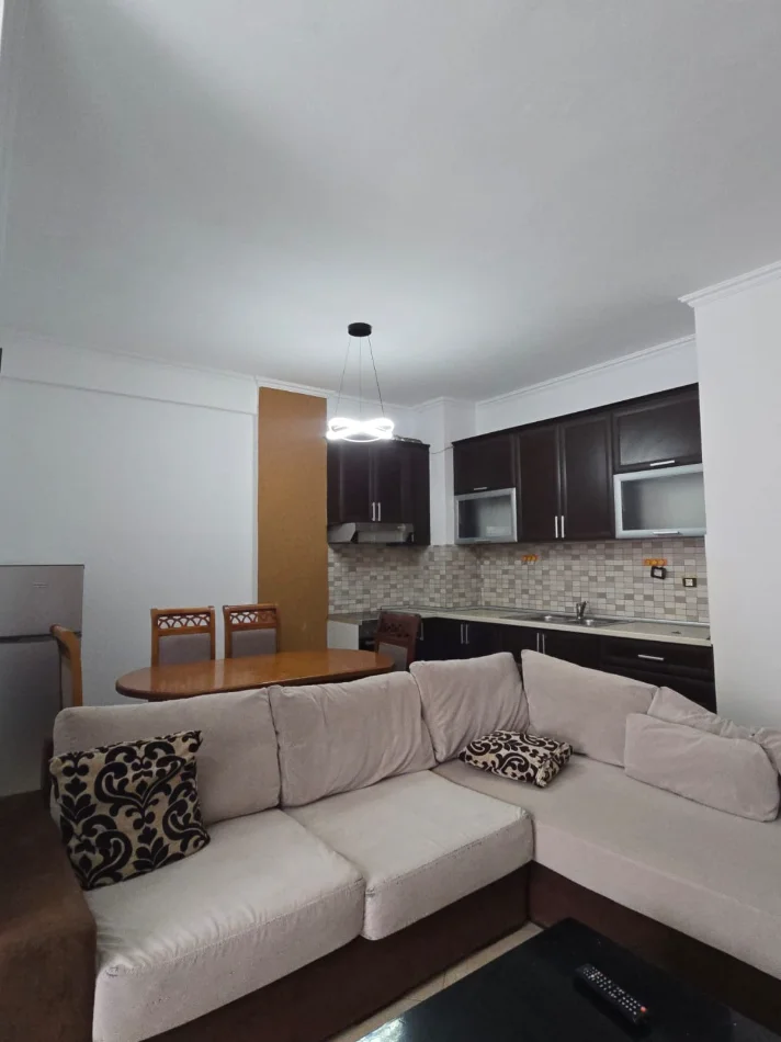 Tirane, jepet me qera apartament 2+1 Kati 8, 90 m² 450 € (YZBERISHT)