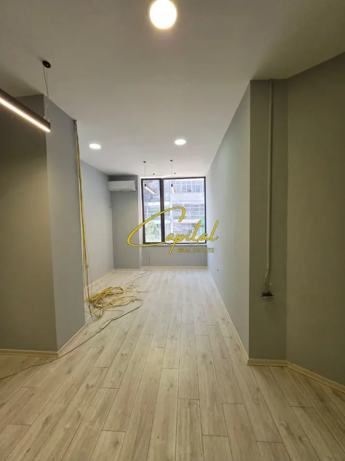 Tirane, jepet me qera ambjent biznesi Kati 2, 31 m² 600 € (ZOGU I ZI)