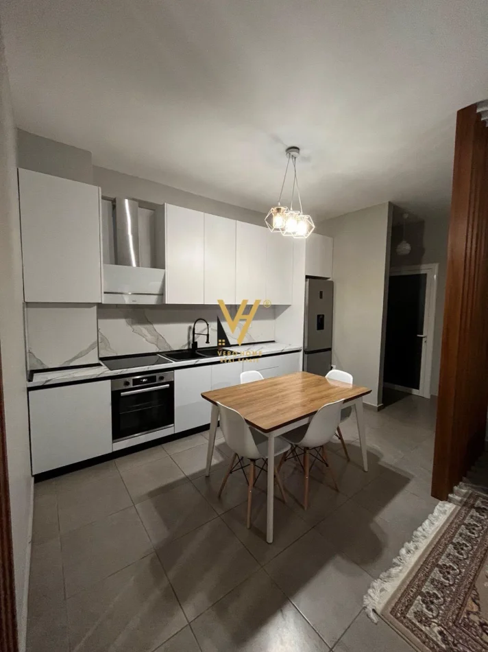 Tirane, jepet me qera apartament 1+1+Ballkon Kati 6, 65 m² 420 € (TERMINALI VERI-JUG)