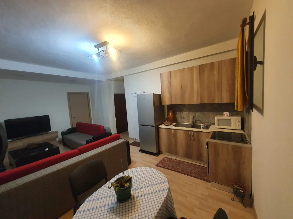 Tirane, jepet me qera apartament 1+1 Kati 1, 50 m² 450 € (SELITE)