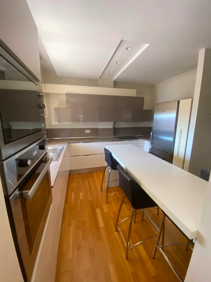 Tirane, jepet me qera zyre Kati 6, 140 m² 2.600 € (BRIGADA 8)